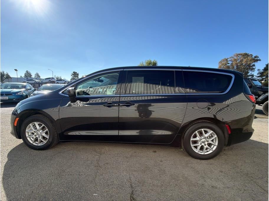 2023 Chrysler Voyager LX Van 4D
