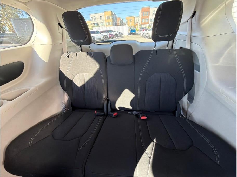 2023 Chrysler Voyager LX Van 4D