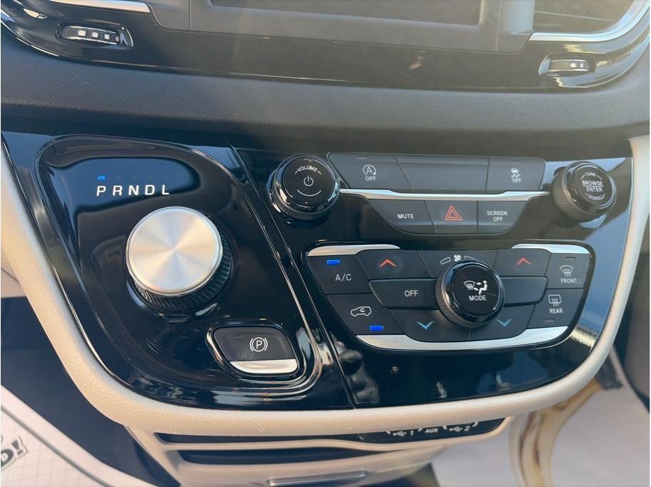 2023 Chrysler Voyager LX Van 4D