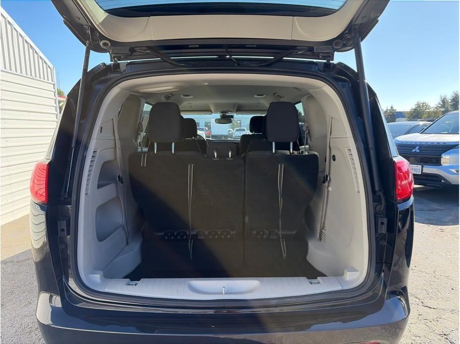 2023 Chrysler Voyager LX Van 4D