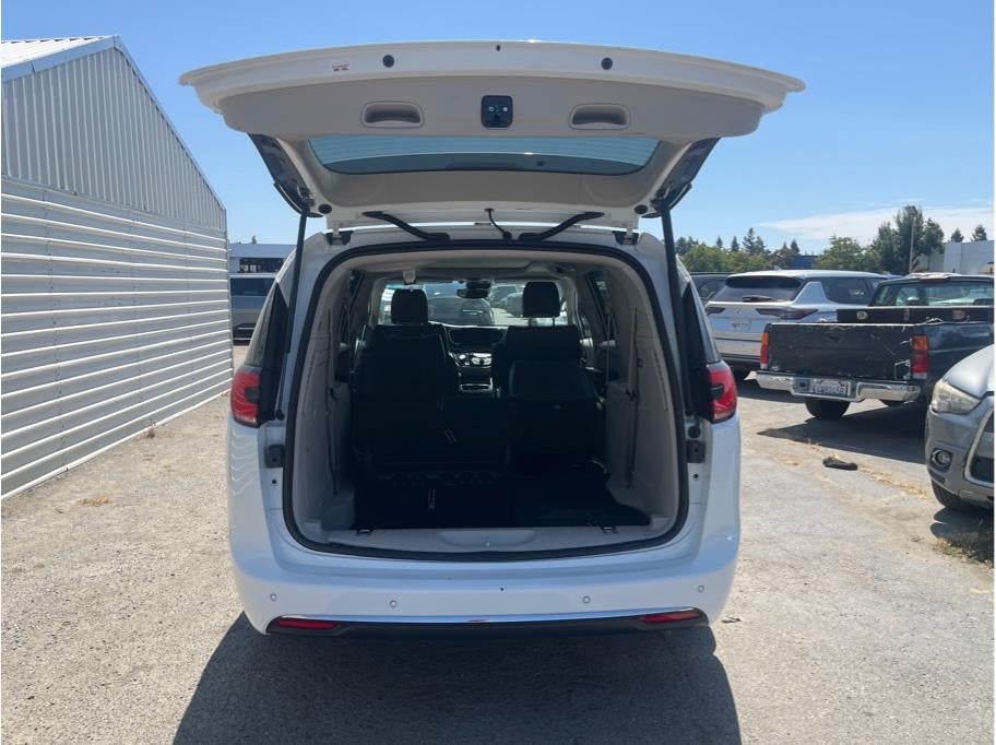 2023 Chrysler Pacifica Hybrid Limited Van 4D