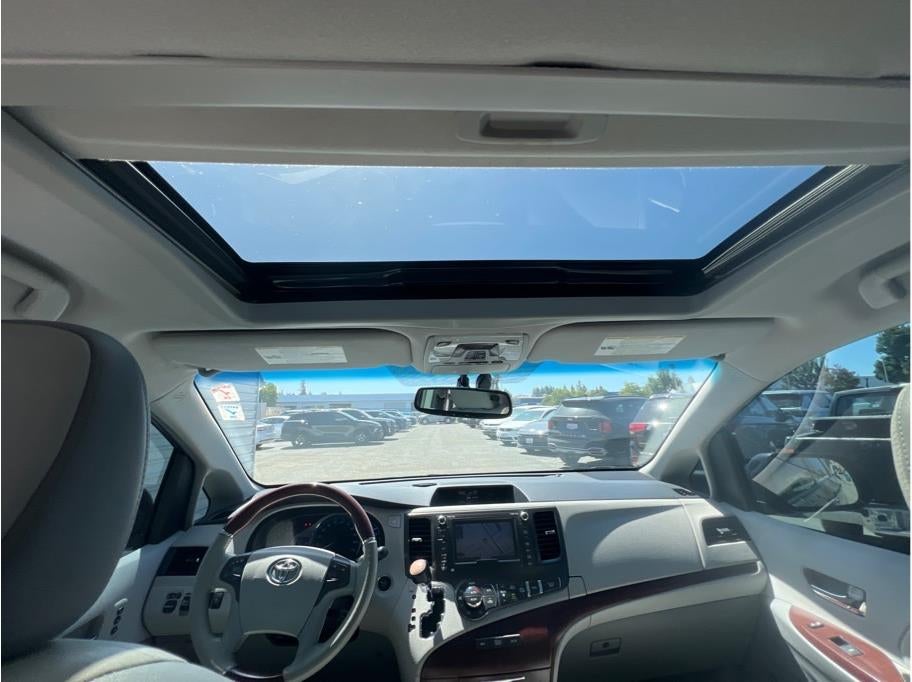 2013 Toyota Sienna Limited Minivan 4D
