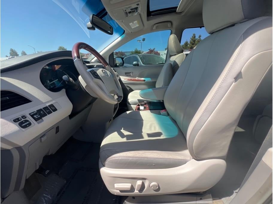 2013 Toyota Sienna Limited Minivan 4D