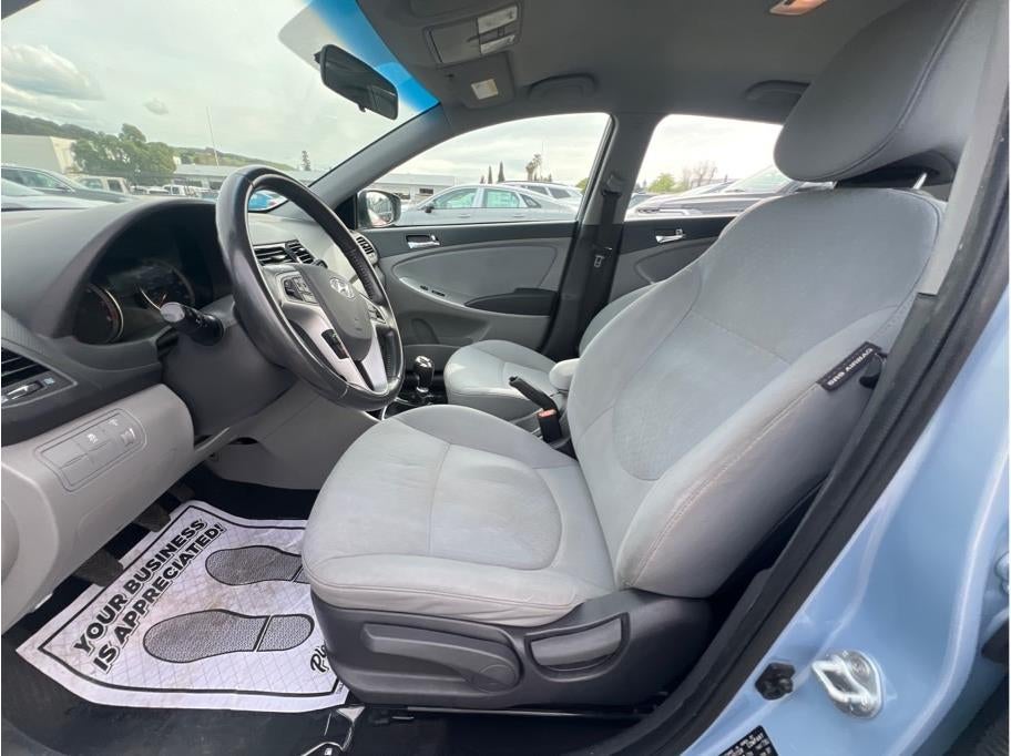 2013 Hyundai Accent SE Hatchback 4D