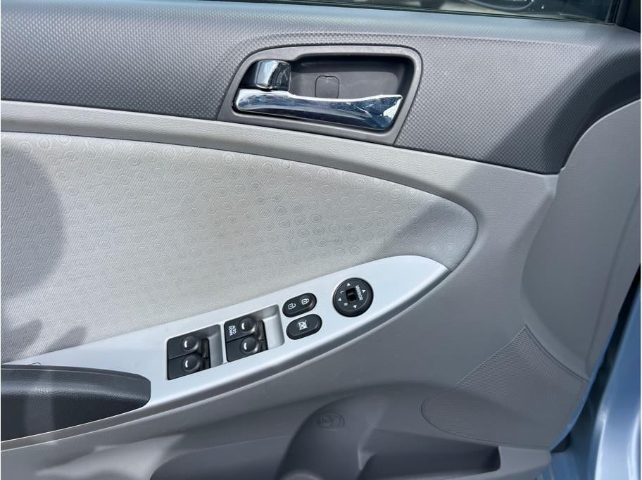 2013 Hyundai Accent SE Hatchback 4D