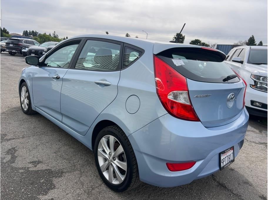 2013 Hyundai Accent SE Hatchback 4D
