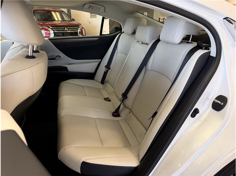 2025 Lexus ES ES 300h Sedan 4D