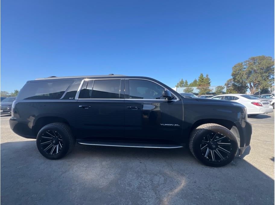 2017 GMC Yukon XL SLT Sport Utility 4D