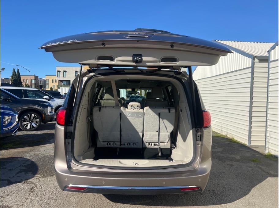 2018 Chrysler Pacifica Hybrid Touring L Minivan 4D