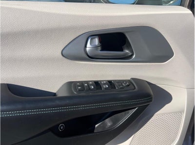 2018 Chrysler Pacifica Hybrid Touring L Minivan 4D