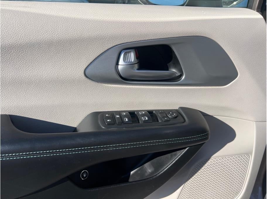 2018 Chrysler Pacifica Hybrid Touring L Minivan 4D