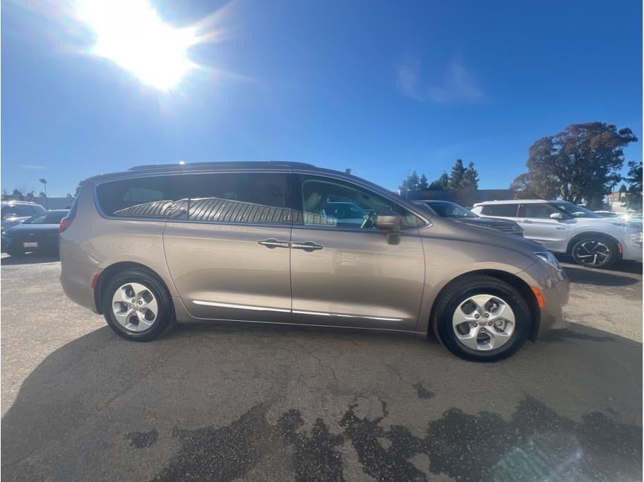 2018 Chrysler Pacifica Hybrid Touring L Minivan 4D