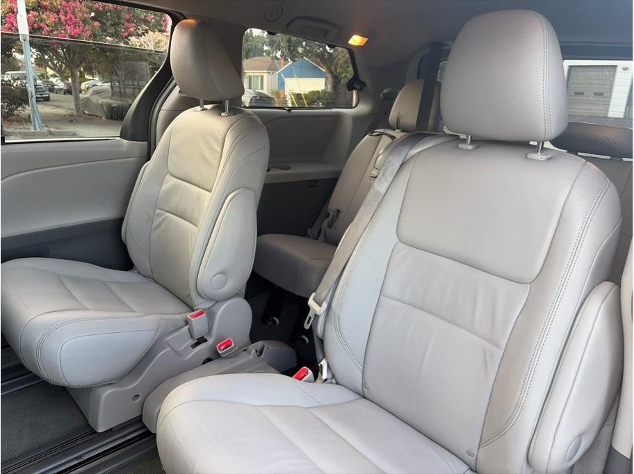 2015 Toyota Sienna XLE Minivan 4D