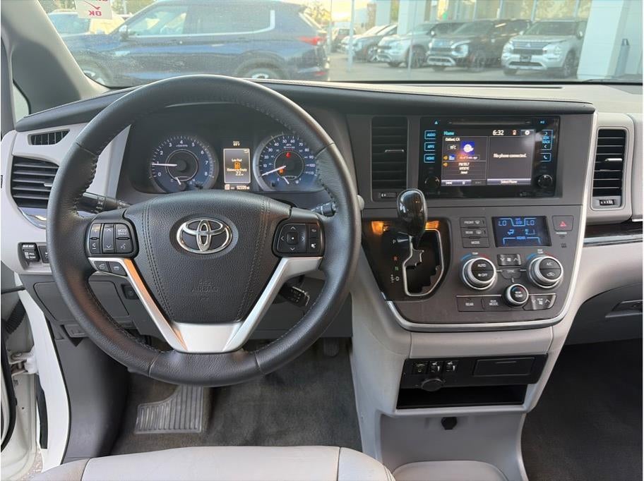 2015 Toyota Sienna XLE Minivan 4D