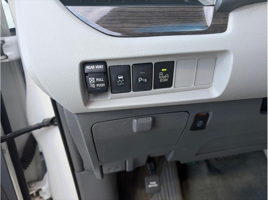2015 Toyota Sienna XLE Minivan 4D