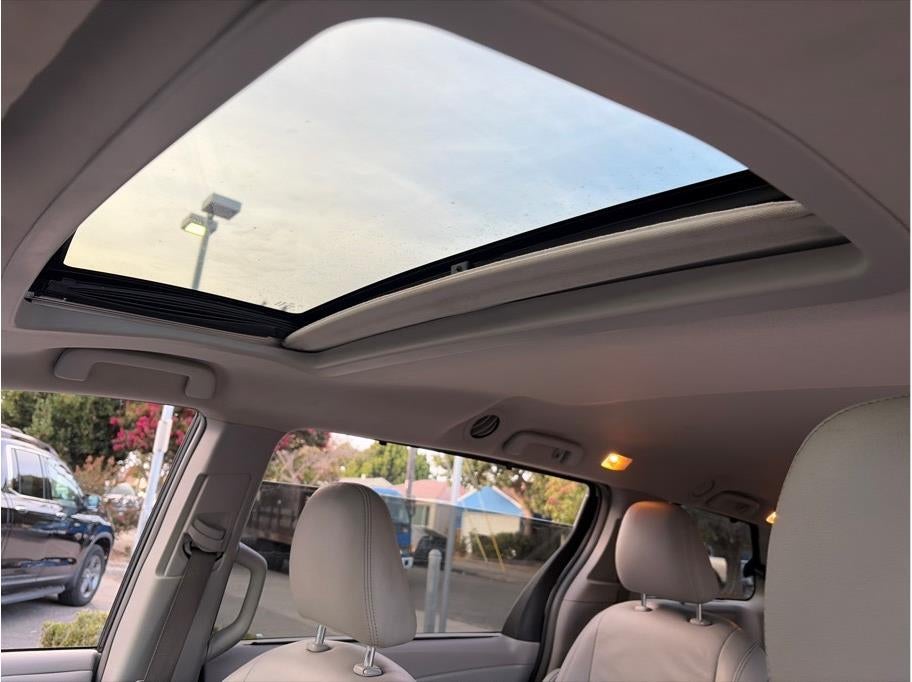 2015 Toyota Sienna XLE Minivan 4D