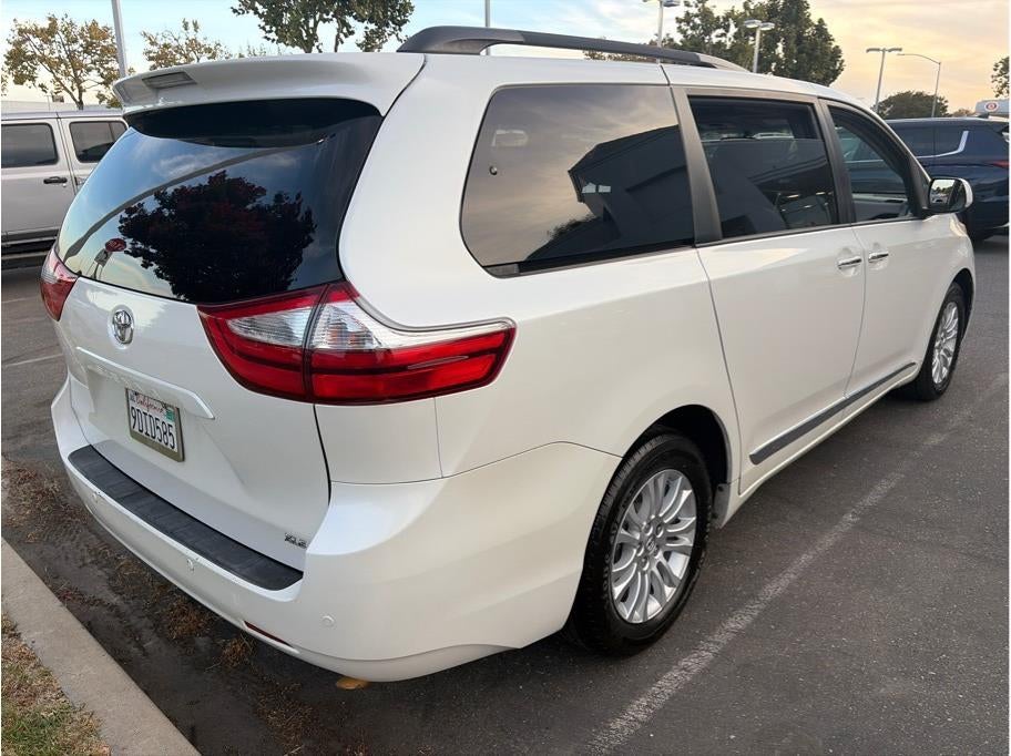 2015 Toyota Sienna XLE Minivan 4D