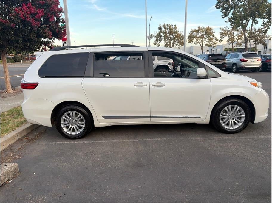 2015 Toyota Sienna XLE Minivan 4D