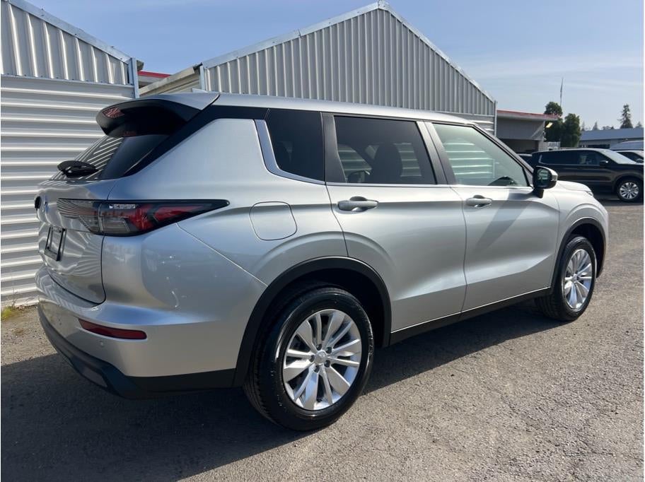 2026 Mitsubishi Outlander ES