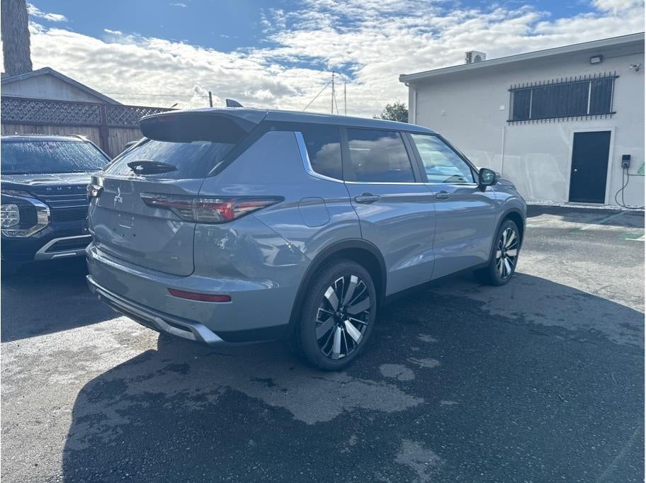 2026 Mitsubishi Outlander LE Sport Utility 4D