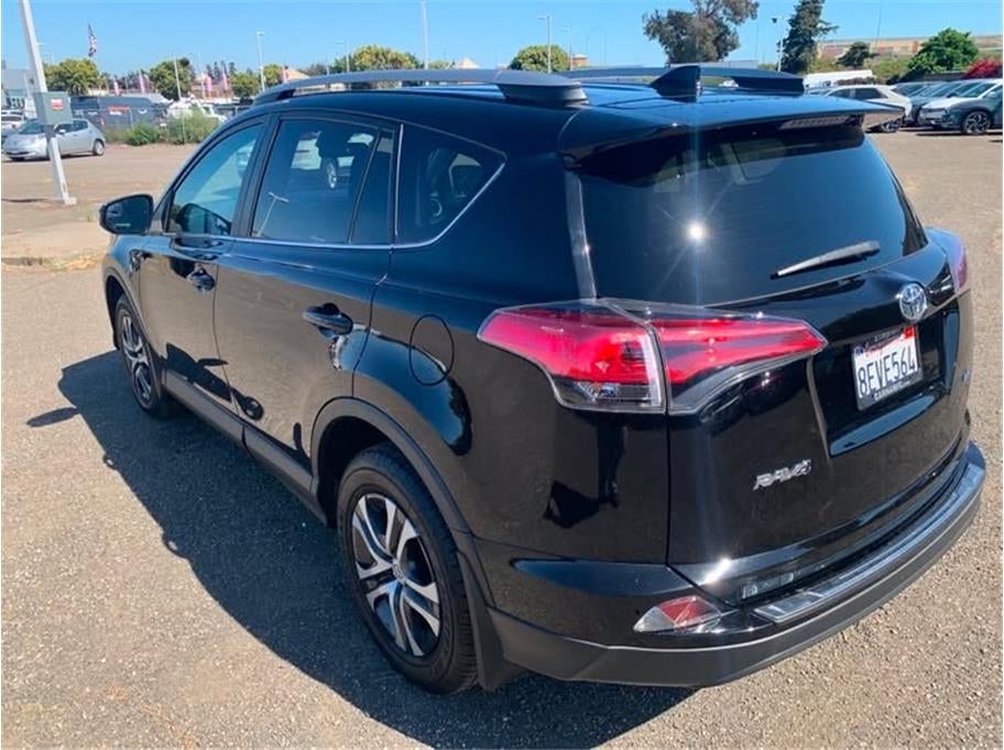 2018 Toyota RAV4 LE Sport Utility 4D