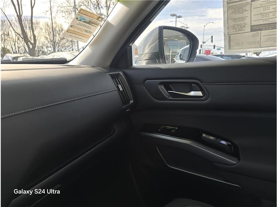 2025 Nissan Pathfinder SL Sport Utility 4D