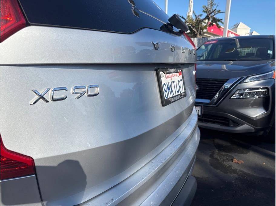 2018 Volvo XC90 T6 Momentum Sport Utility 4D