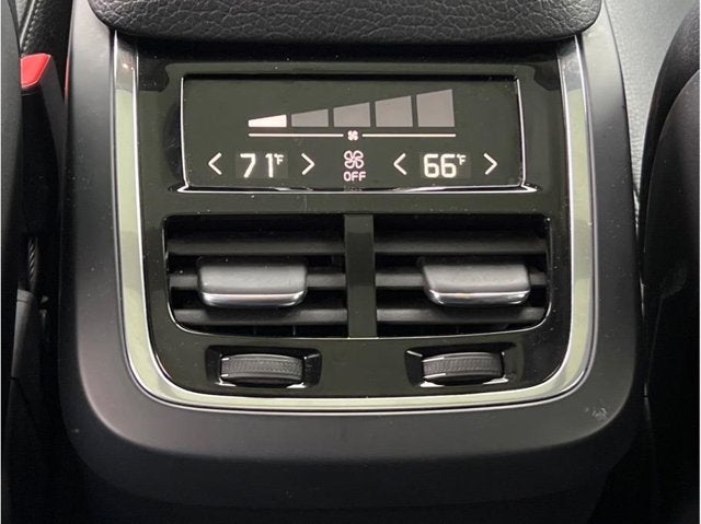 2016 Volvo XC90 T6 Momentum Sport Utility 4D