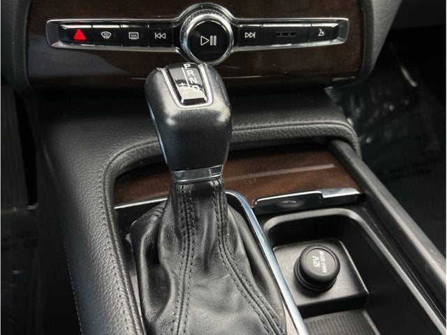 2016 Volvo XC90 T6 Momentum Sport Utility 4D