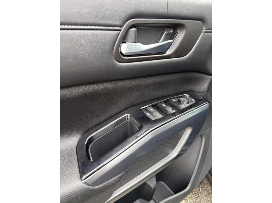 2024 Nissan Pathfinder SL Sport Utility 4D