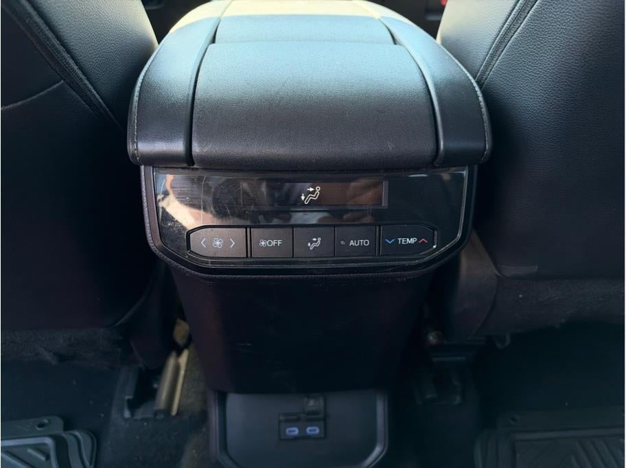 2022 Toyota Highlander XLE Sport Utility 4D