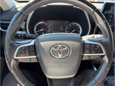 2022 Toyota Highlander XLE Sport Utility 4D