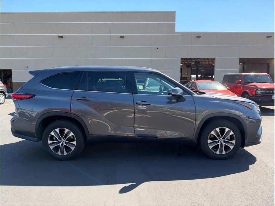 2022 Toyota Highlander XLE Sport Utility 4D
