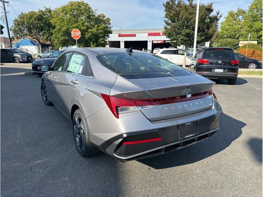 2025 Hyundai Elantra HEV Limited