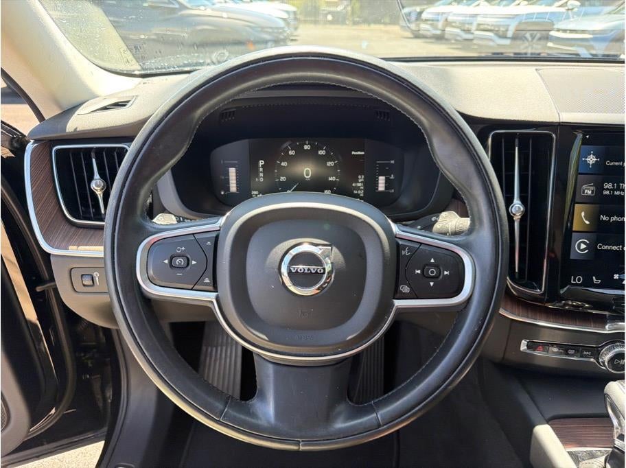 2019 Volvo XC60 T5 Momentum Sport Utility 4D